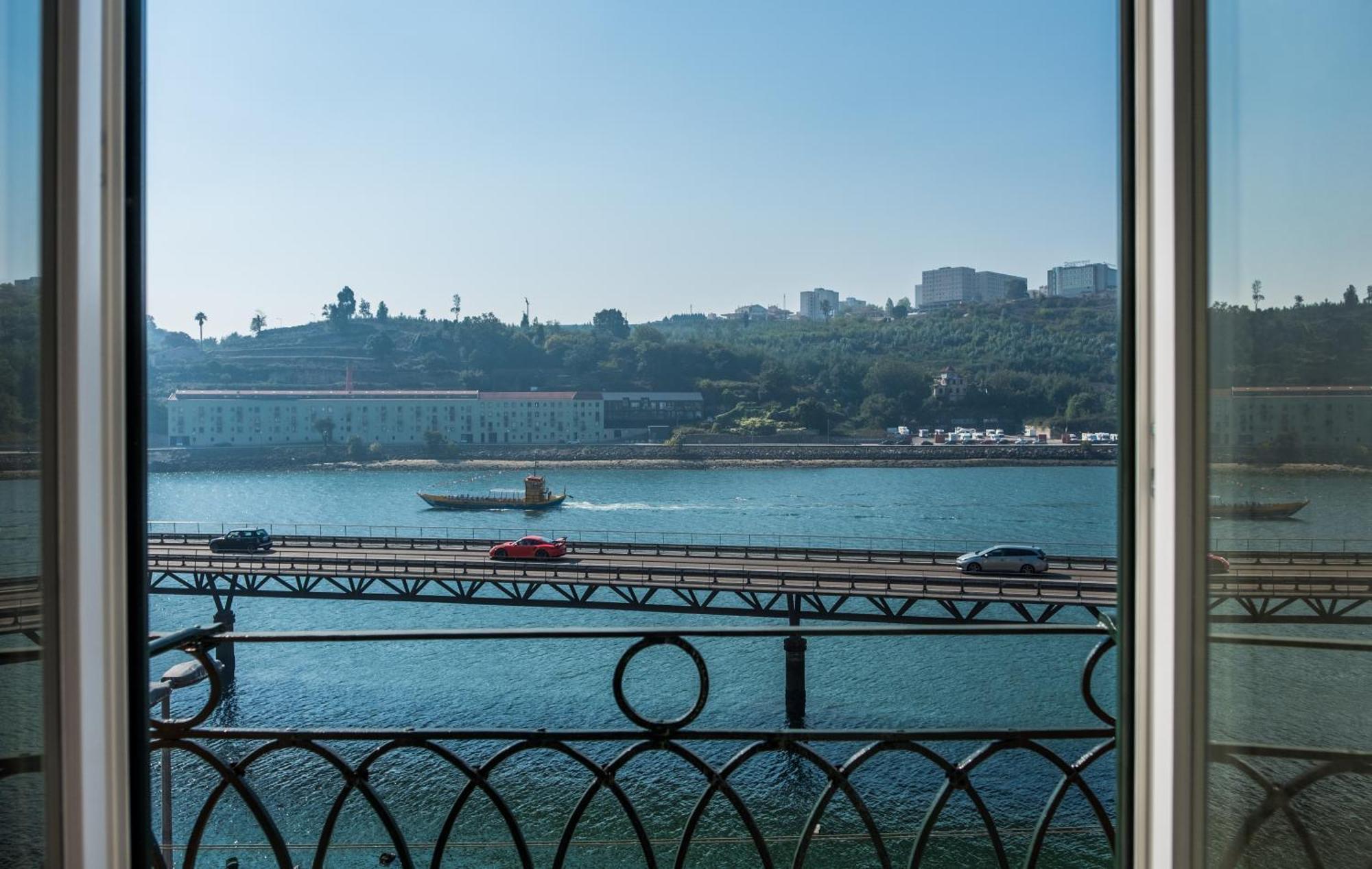 Quarto com 2 Camas de Solteiro e Vista do Rio